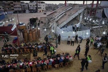 فلسطینی ها در کنار هم افطار می کنند