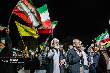 پرواز پهپادها در میدان ولیعصر(عج)