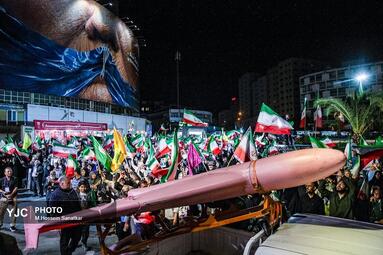 پرواز پهپادها در میدان ولیعصر(عج)