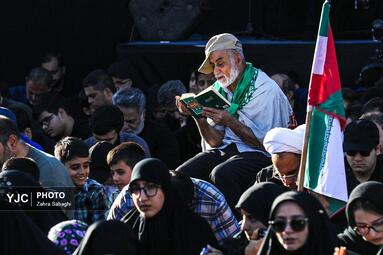 طنین دعای عرفه در میدان انقلاب اسلامی