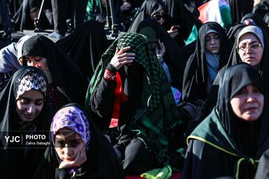 طنین دعای عرفه در میدان انقلاب اسلامی