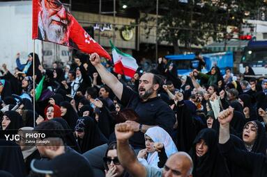 طنین دعای عرفه در میدان انقلاب اسلامی