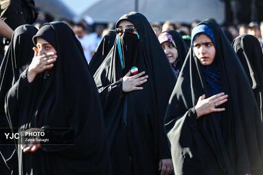 طنین دعای عرفه در میدان انقلاب اسلامی