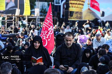 طنین دعای عرفه در میدان انقلاب اسلامی