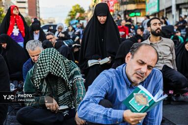 طنین دعای عرفه در میدان انقلاب اسلامی