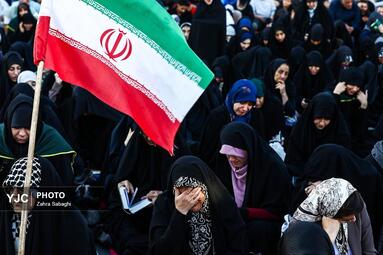 طنین دعای عرفه در میدان انقلاب اسلامی