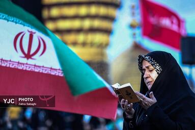 طنین دعای عرفه در میدان انقلاب اسلامی