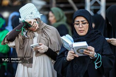 طنین دعای عرفه در میدان انقلاب اسلامی