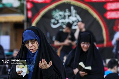 طنین دعای عرفه در میدان انقلاب اسلامی