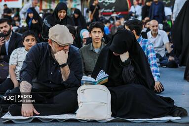 طنین دعای عرفه در میدان انقلاب اسلامی