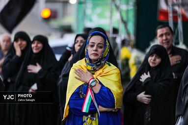 طنین دعای عرفه در میدان انقلاب اسلامی