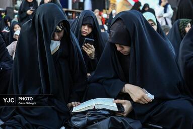 طنین دعای عرفه در میدان انقلاب اسلامی