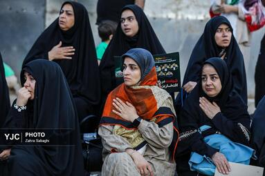 طنین دعای عرفه در میدان انقلاب اسلامی