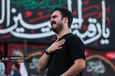طنین دعای عرفه در میدان انقلاب اسلامی