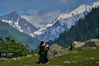 یک زن و کودکش در کشمیر، هند