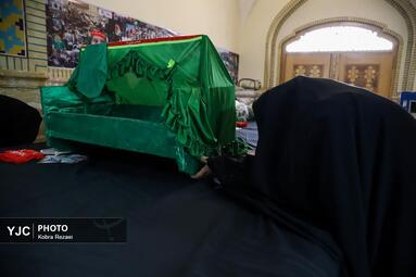 کارگاه دوخت لباس شیرخوارگان حسینی در حرم مطهر رضوی