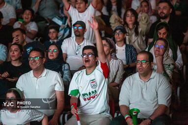 شور جام جهانی در باغ کتاب تهران با تماشای دیدار ایران و بلژیک