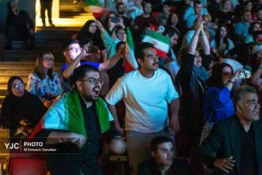 شور جام جهانی در باغ کتاب تهران با تماشای دیدار ایران و بلژیک