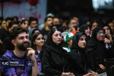 شور جام جهانی در باغ کتاب تهران با تماشای دیدار ایران و بلژیک