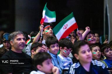شور جام جهانی در باغ کتاب تهران با تماشای دیدار ایران و بلژیک