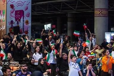 شور جام جهانی در باغ کتاب تهران با تماشای دیدار ایران و بلژیک