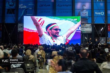 شور جام جهانی در باغ کتاب تهران با تماشای دیدار ایران و بلژیک