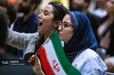 شور جام جهانی در باغ کتاب تهران با تماشای دیدار ایران و بلژیک