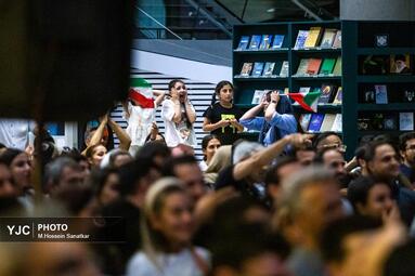 شور جام جهانی در باغ کتاب تهران با تماشای دیدار ایران و بلژیک