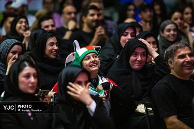 شور جام جهانی در باغ کتاب تهران با تماشای دیدار ایران و بلژیک