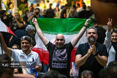 شور جام جهانی در باغ کتاب تهران با تماشای دیدار ایران و بلژیک