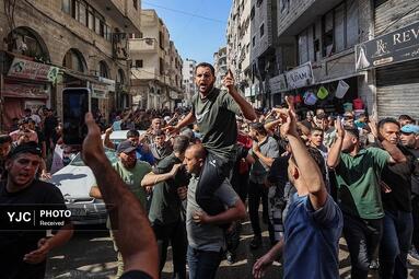 معترضان خشمگین فلسطینی در مراسم تشییع جنازه یک فرماده نظامی که در حمله صهیونیست ها به خودرو اش شهیدشد، غزه